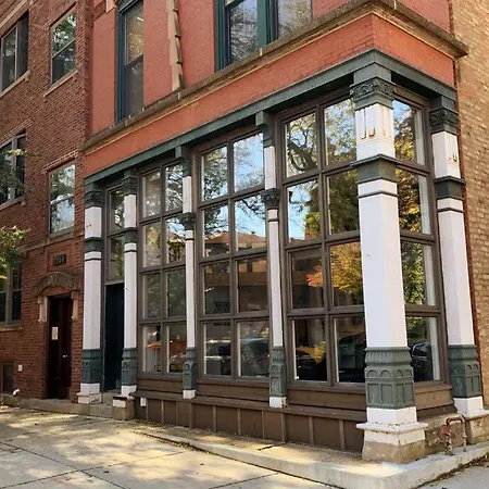 Lincoln Park Light-Filled Loft Apartment