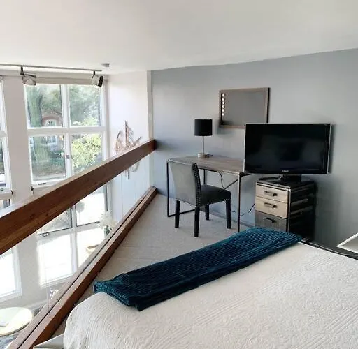 Lincoln Park Light-filled Loft